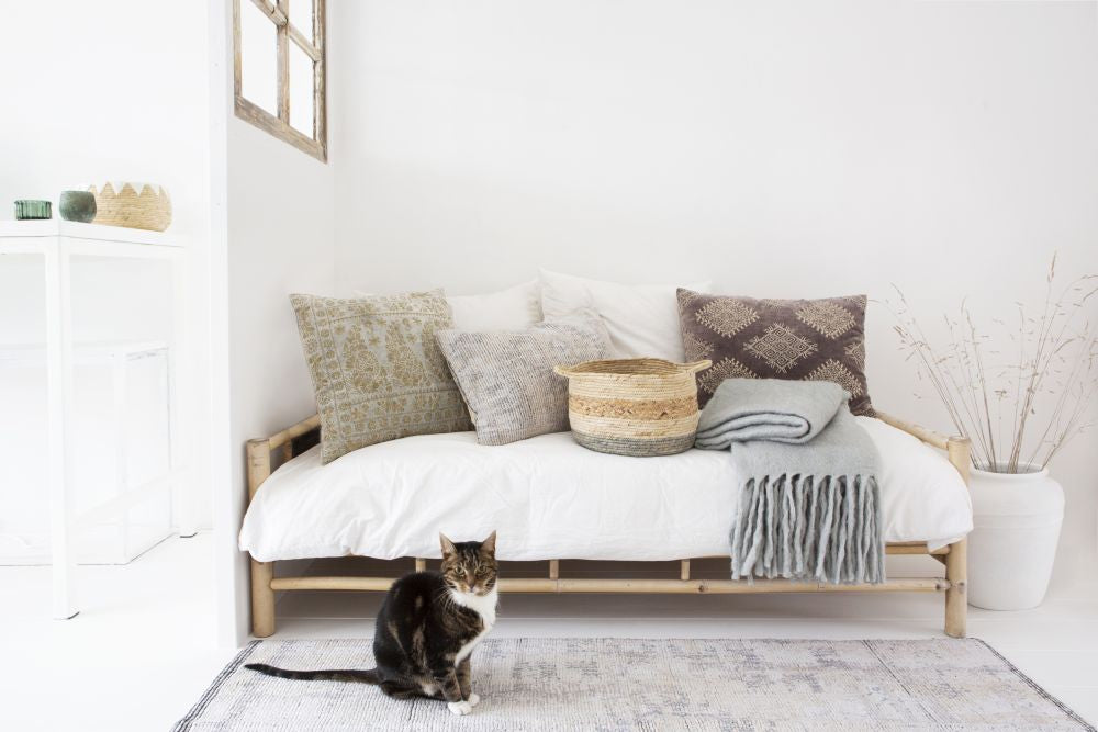 Goround Interior | Sierkussens op een bamboe daybed | Conceptstore Sisalla