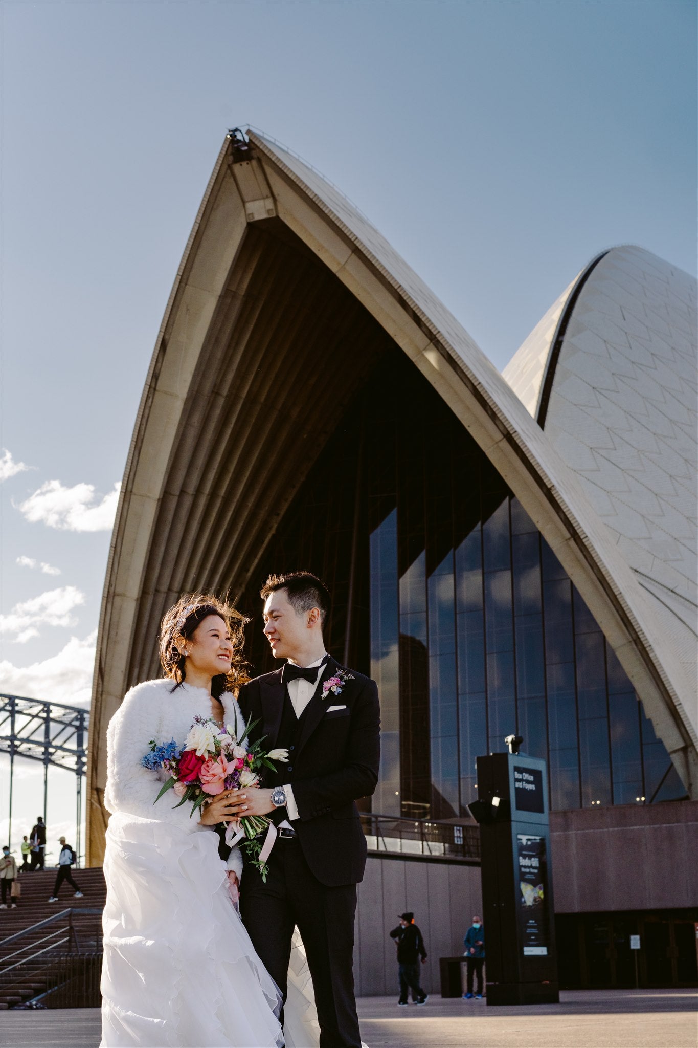 sydney opera house wedding couple