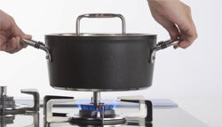 プログレ 鍋なし検知機能：点火状態で鍋を離すと自動的に弱火になる。