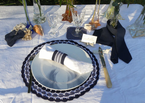 Chic seaside wedding-inspired table with giant soliflore