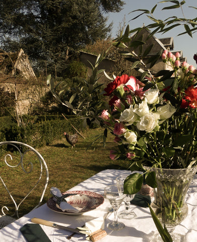 Bouquet de fleurs blanches et roses et table de mariage 