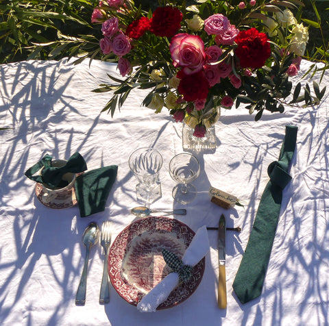 Bouquet de fleurs blanches et roses et table de mariage 