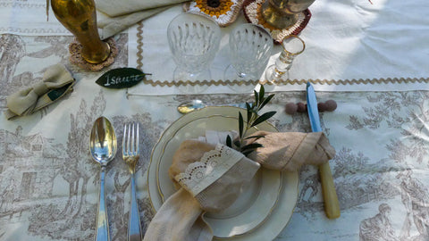 wedding inspiration table beige tablecloth toile de jouy beige and chic atmosphere