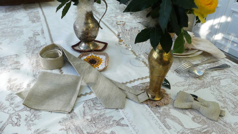table inspiration mariage nappe beige toile de jouy ambiance beige et chic