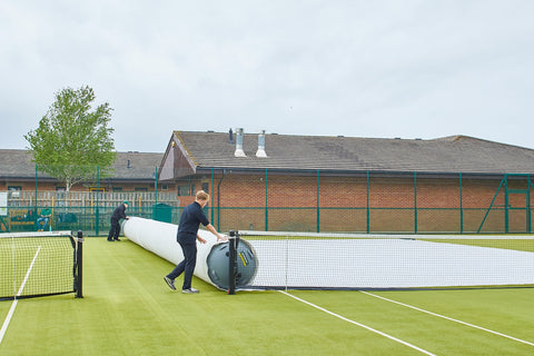 Bescherming van de tennisbaan tegen regen vorst en onkruid