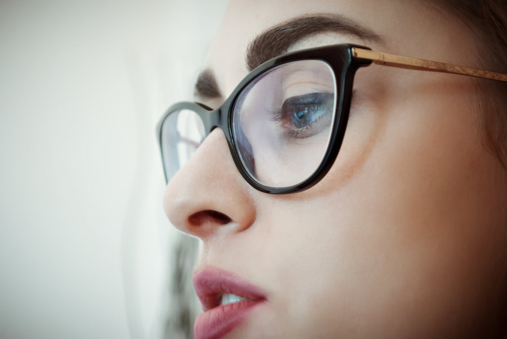 メガネをかけた女性の画像