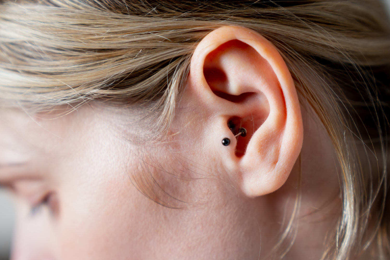 Piercing Tragus : dolor, curación, joyas - Obsidian Piercing