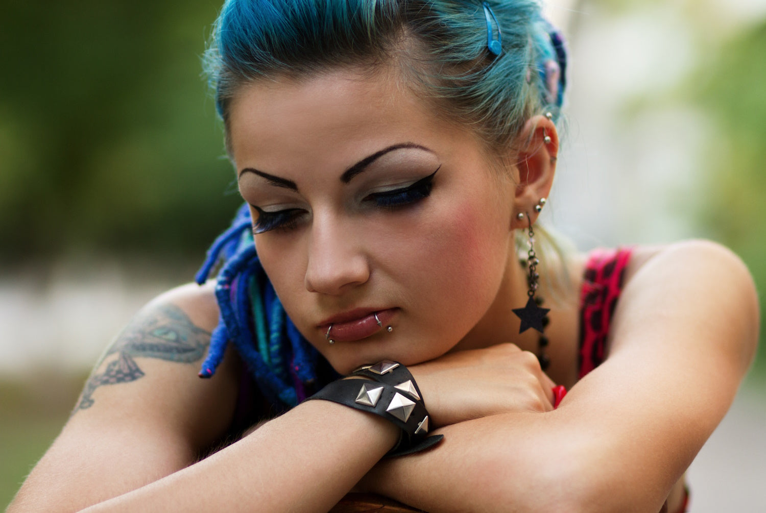 A women with a pair of snakebite piercings and a lot of ear piercings.