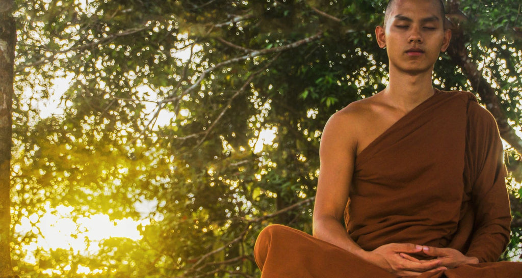 Comment-définir-la-spiritualité-bouddhiste-méditation-moine-bouddhiste-article-de-blog-La-Maison-de-Bouddha