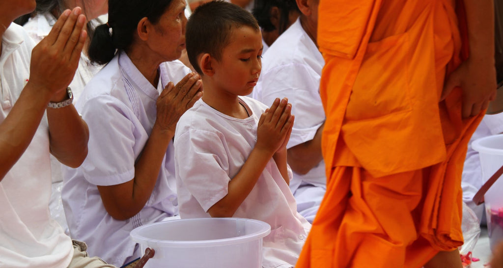 Comment-la-mort-est-elle-perçue-dans-le-bouddhisme-blog-tenue-blanche-funéraille-bouddhiste-La-Maison-de-Bouddha 