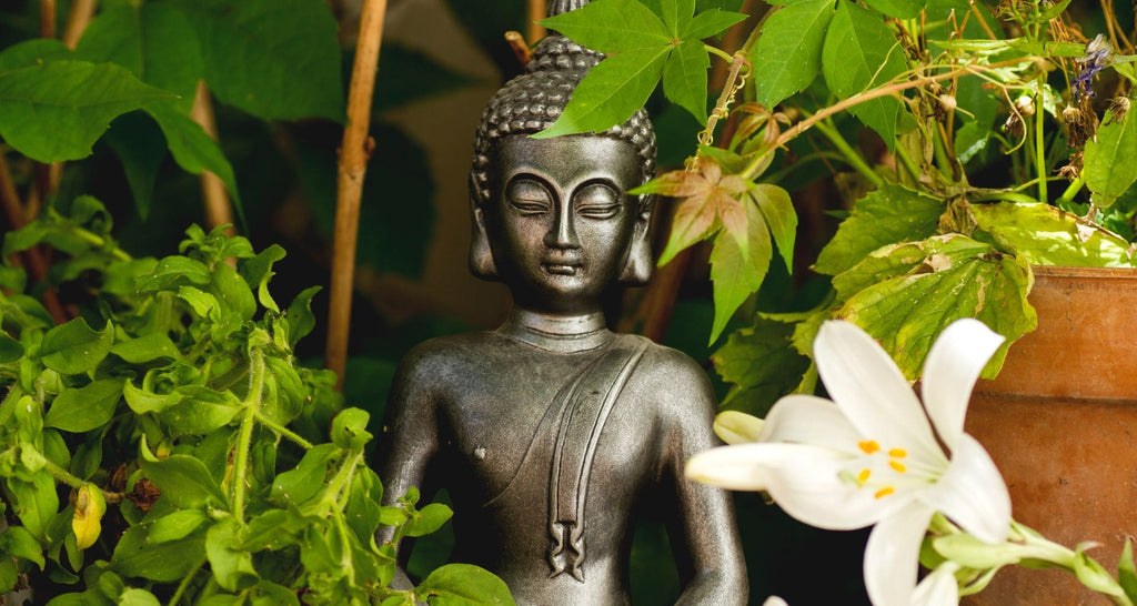 Comment-le-Bouddha-Solaire-Extérieur-peut-donner-une-nouvelle-vie-à-votre-jardin-déco