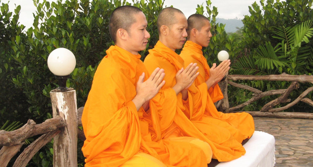 Comment-porter-le-Kesa-bouddhiste-article-de-blog-robe-moine-bouddhiste-La-Maison-de-Bouddha