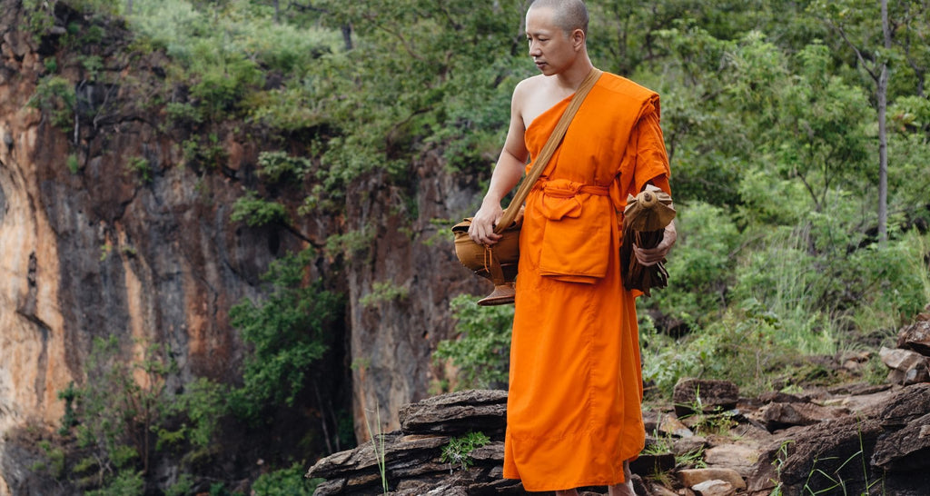 Comment-porter-le-Kesa-bouddhiste-article-de-blog-robe-monastique-safran-bouddhiste-La-Maison-de-Bouddha