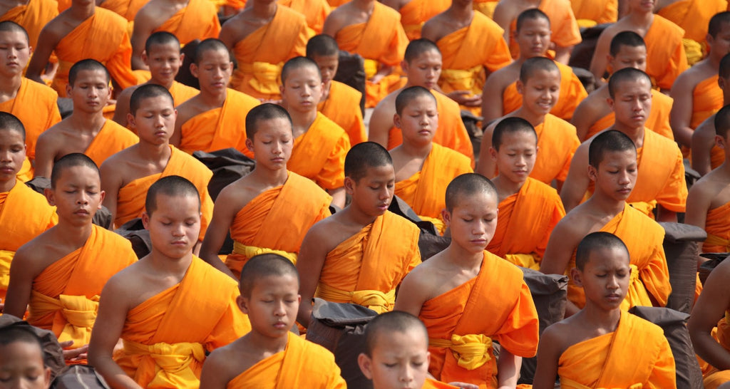 Comment-porter-le-Kesa-bouddhiste-article-de-blog-robe-monastique-safran-bouddhiste-cérémonie-La-Maison-de-Bouddha