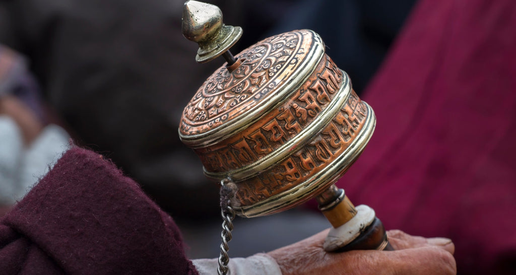 Comment-se-servir-d-un-moulin-à-prière-bouddhiste-article-de-blog-moulin-à-prière-à-main-tibétain-La-Maison-de-Bouddha