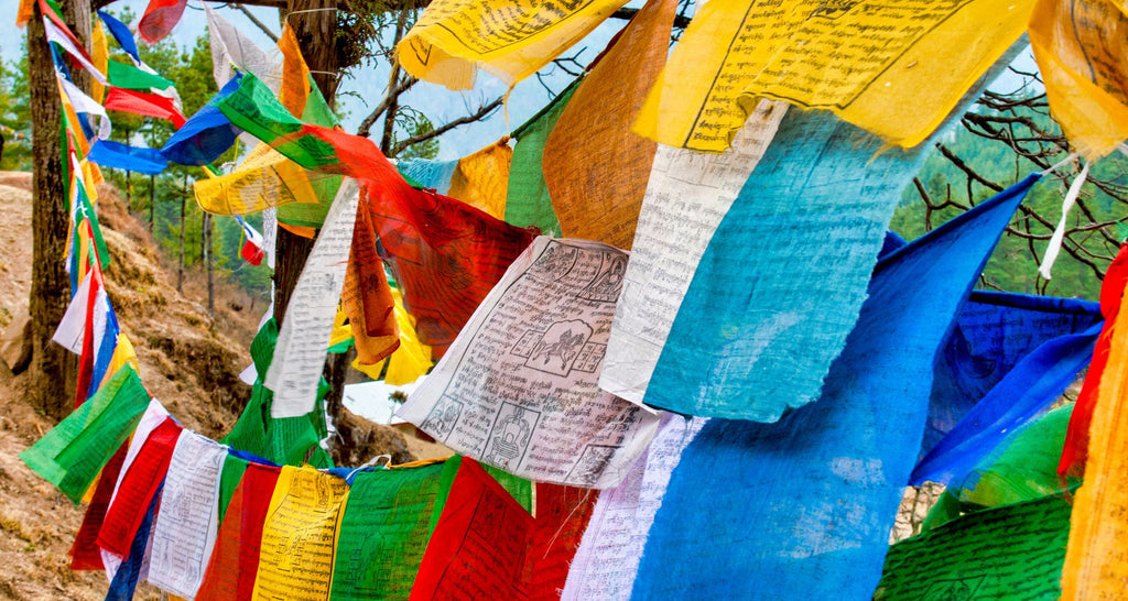 Signification-et-Origines-du-Drapeau-de-Prière-tibétain-blog-guirlande-multicolore-La-Maison-de-Bouddha