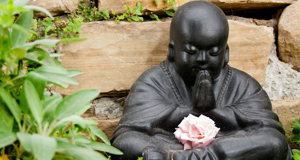 Comment-le-Bouddha-Solaire-Extérieur-peut-donner-une-nouvelle-vie-à-votre-jardin-moine