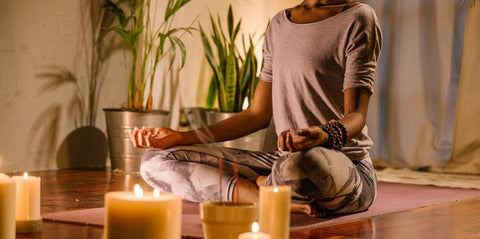 Méditation-avec-un-mala-au-poignet-blog-La-Maison-de-Bouddha