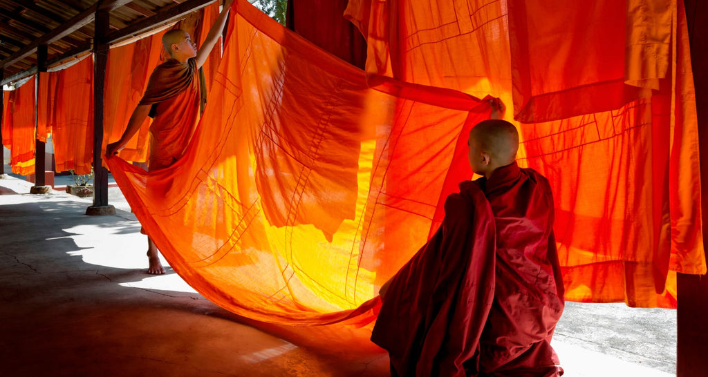 Pourquoi-acheter-un-Kesa-la tenue-traditionnelle-bouddhiste-article-de-blog-couleur-du-kesa-La-Maison-de-Bouddha