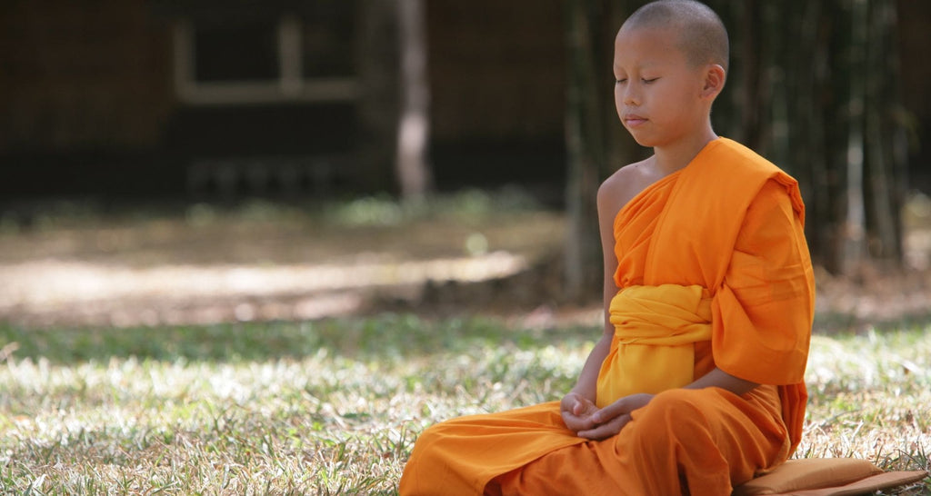 Pourquoi-acheter-un-Kesa-la tenue-traditionnelle-bouddhiste-article-de-blog-moine-en-méditation-La-Maison-de-Bouddha