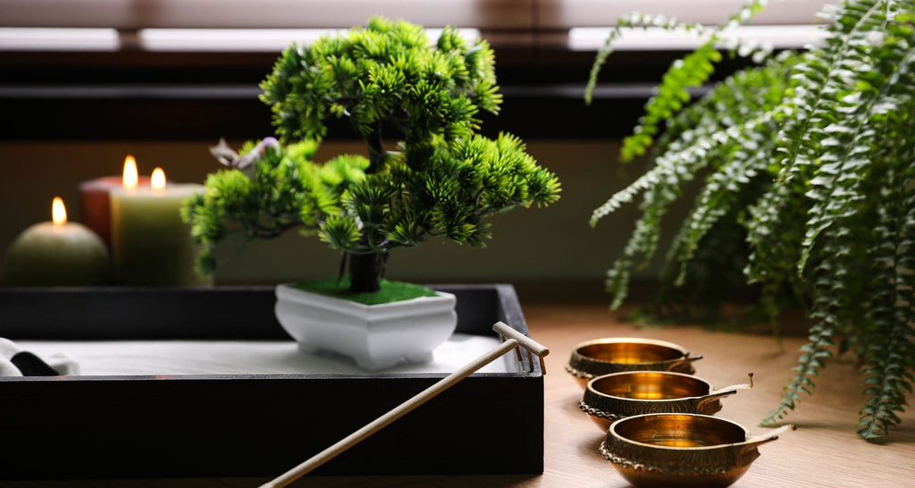Pourquoi-avoir-un-jardin-zen-miniature-dans-son-salon-avec-bougies-article-de-blog-La-Maison-de-Bouddha