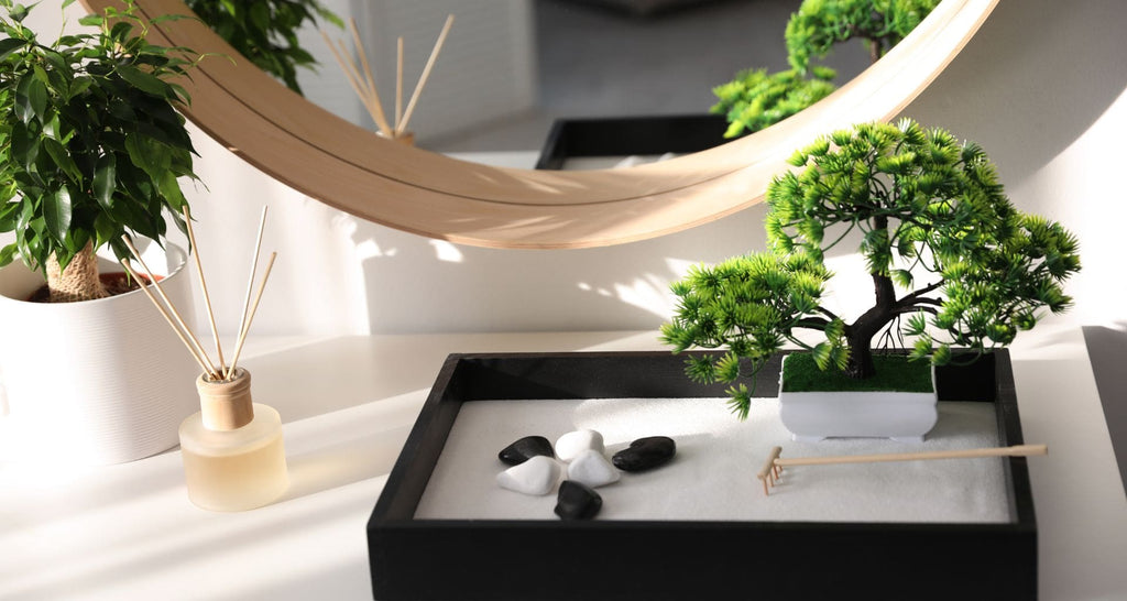Pourquoi-avoir-un-jardin-zen-miniature-dans-son-salon-objet-de-décoration-apaisante-article-de-blog-La-Maison-de-Bouddha