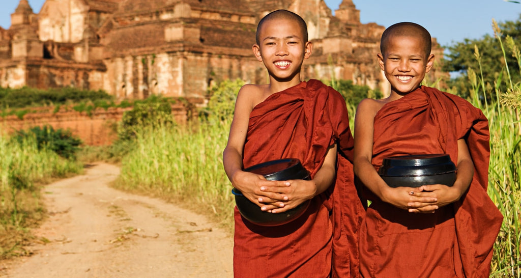 Pourquoi-les-moines-bouddhistes-sont-habillés-en-orange-kesa-couleur-rouge-article-de-blog-La-Maison-de-Bouddha