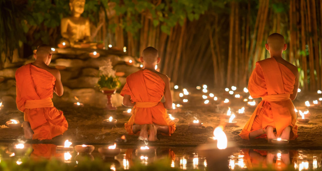 Pourquoi-les-moines-bouddhistes-sont-habillés-en-orange-théories-article-de-blog-La-Maison-de-Bouddha