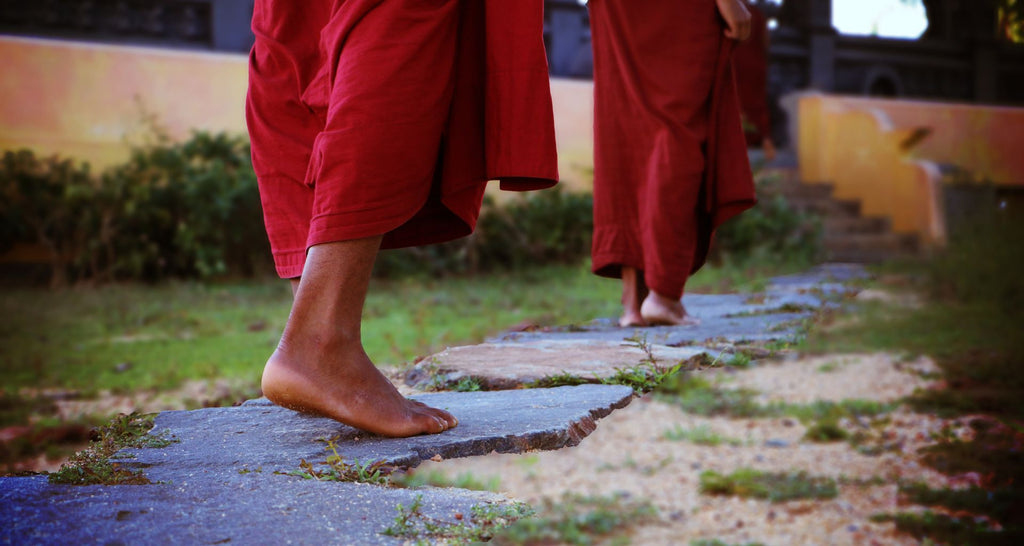 Pourquoi-ne doit-on pas-tourner-le-dos-à-Bouddha-article-de-blog-pieds-nus-dans-temple-bouddhiste-La-Maison-de-Bouddha