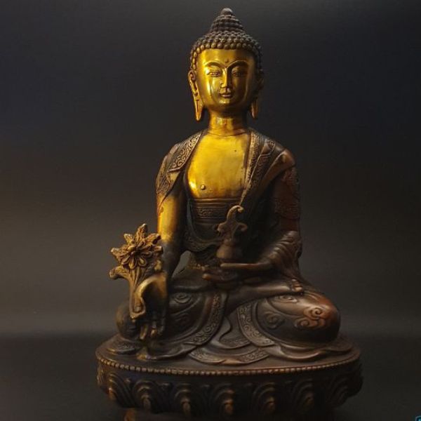 Pourquoi-ne doit-on pas-tourner-le-dos-à-Bouddha-article-de-blog-statuette-bouddhiste-shakyamuni-en-cuivre-La-Maison-de-Bouddha