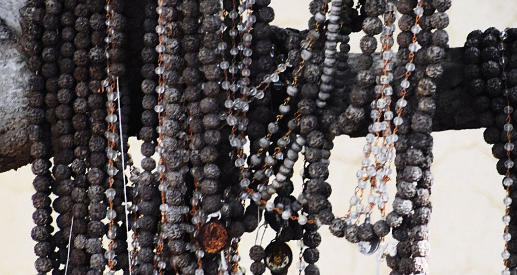 Qu-est-ce-que-le-Chapelet-noir-et-quelle-est-sa-Signification-perles-naturelles-noires-blog-La-Maison-de-Bouddha