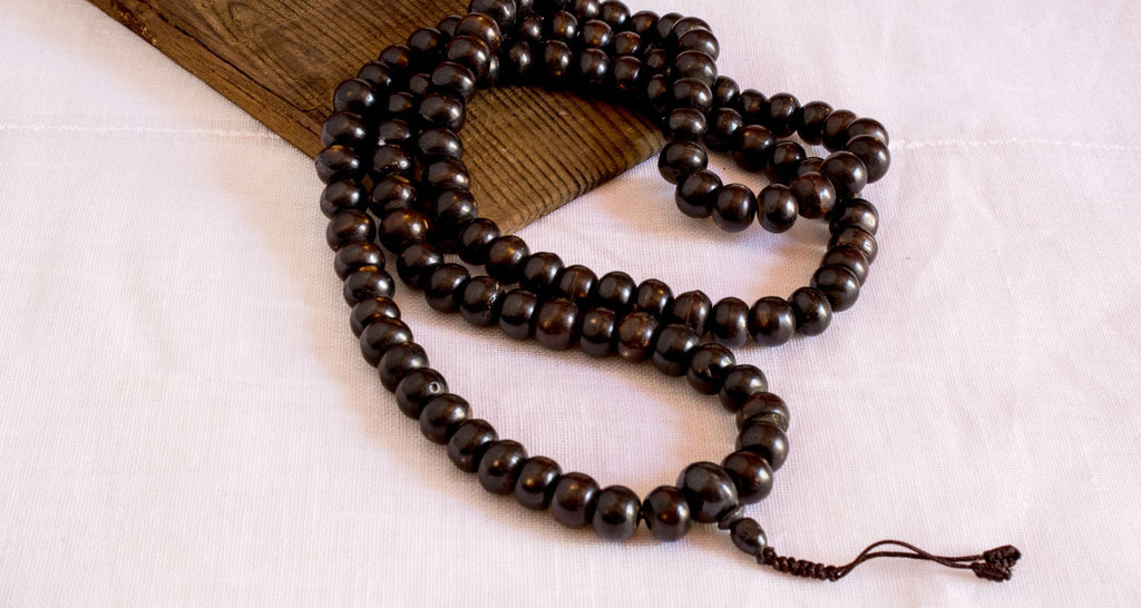 Qu-est-ce-que-le-Chapelet-noir-et-quelle-est-sa-Signification-perles-noires-article-de-blog-La-Maison-de-Bouddha