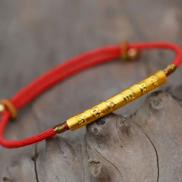 Quel-est-la-signification-du-bracelet-rouge-dans-le-bouddhisme-blog-bracelet-tibétain-de-chance-éternelle-La-Maison-de-Bouddha