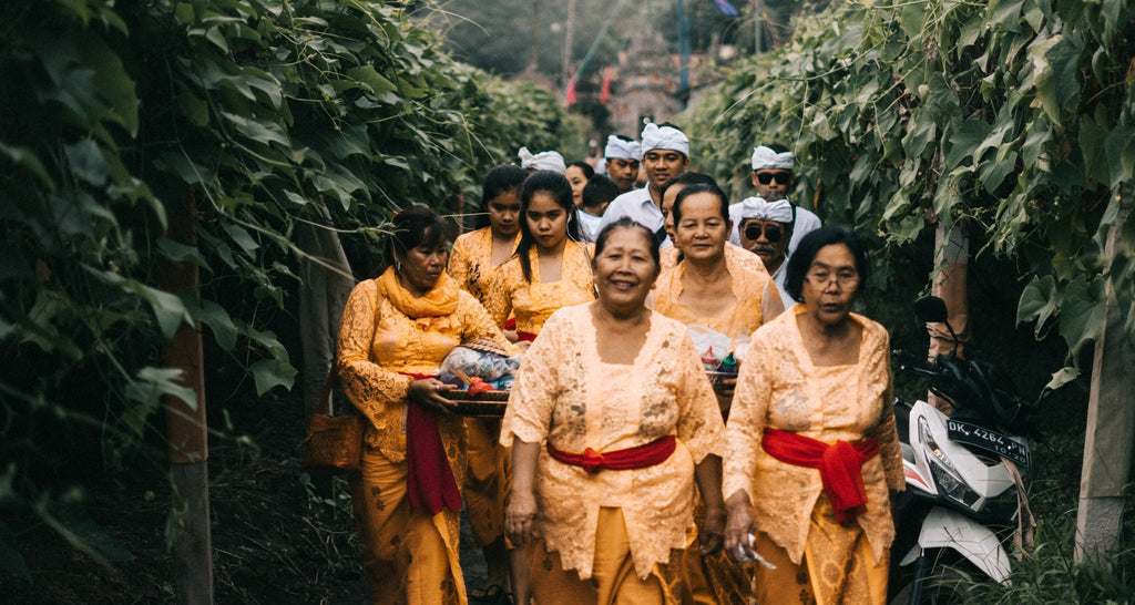 Quelle-est-la-place-de-la-femme-dans-le-bouddhisme-voyage-marche-groupe-de-femmes-La-Maison-de-Bouddha