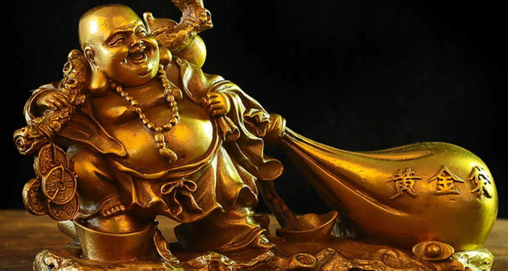 Quelle-est-la-signification-des-6-bouddhas-rieurs-statuette-avec-son-sac-article-de-blog-La-Maison-de-Bouddha