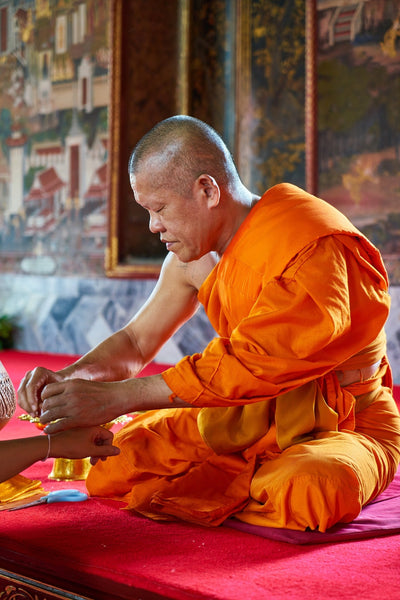 Quelle-est la-signification-du-bracelet-rouge-dans-le-bouddhisme-blog-fabrication-main-La-Maison-de-Bouddha