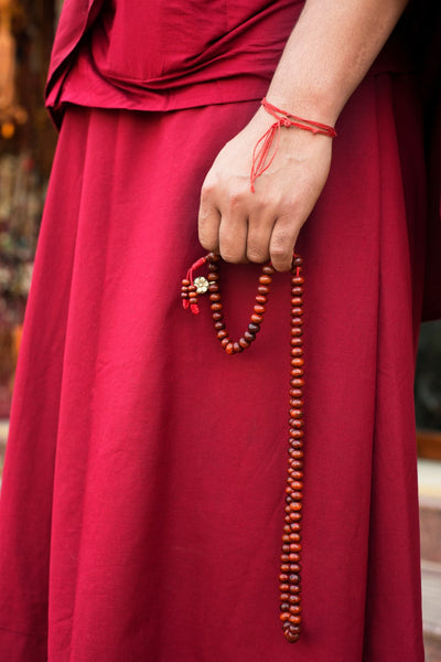 Quelle-est la-signification-du-bracelet-rouge-dans-le-bouddhisme-blog-symbole-de-force-La-Maison-de-Bouddha