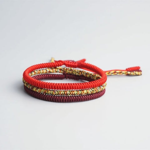 Quelle-est la-signification-du-bracelet-rouge-dans-le-bouddhisme-le-bracelet-tibétain-blog-La-Maison-de-Bouddha