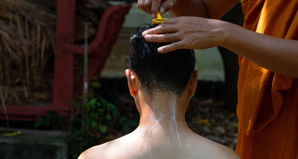 Se-raser-le-crâne-pourquoi-les-bouddhistes-pratiquent-ils-cette-cérémonie-blog-photo-rituel