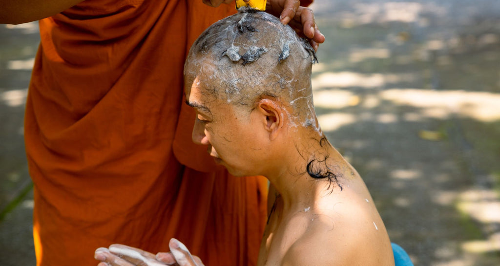 Se-raser-le-crâne-pourquoi-les-bouddhistes-pratiquent-ils-cette-cérémonie-blog-rituel