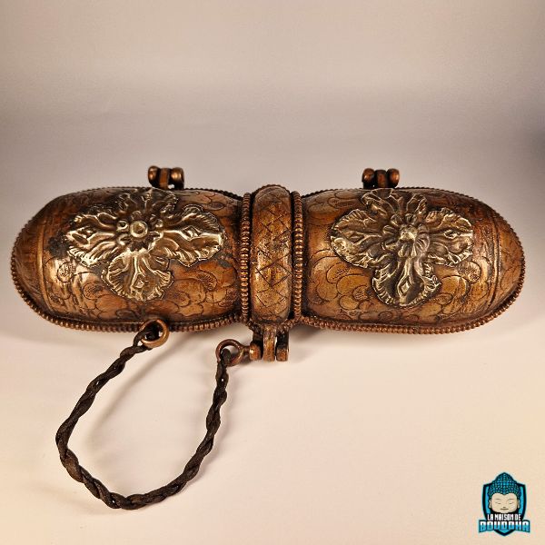 étui de rangement en cuivre emboutie finement décoré pour acceuillir le dorjé vajra tibétain 8 branches de 18 cm  fait de façon artizanal