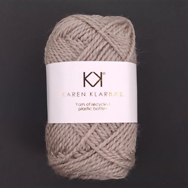 Se Karen Klarbæk - Recycled Bottle Yarn - Light Rose 3005 hos Livini