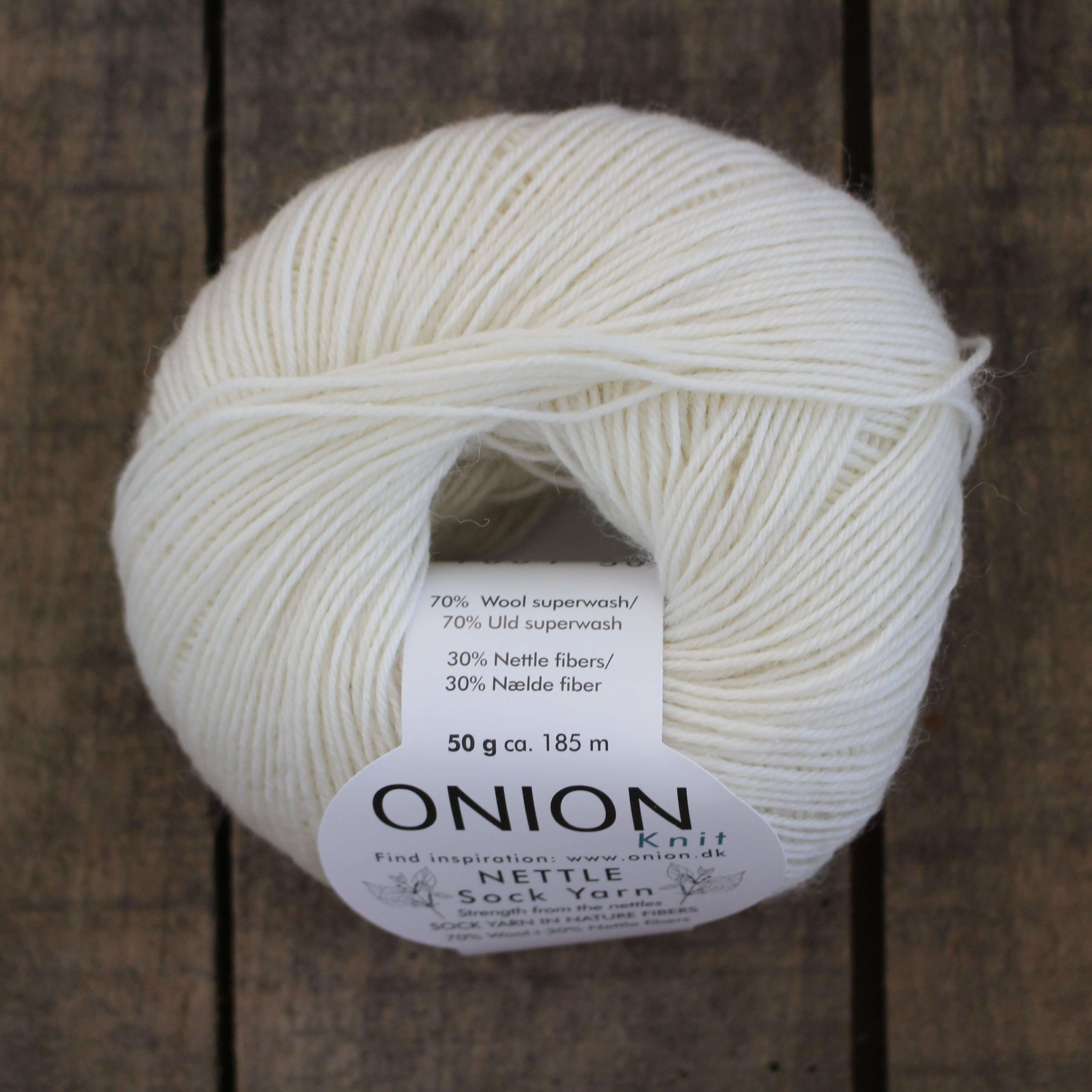 Se Onion Nettle Sock Yarn - 1008 Mørk rød hos Livini