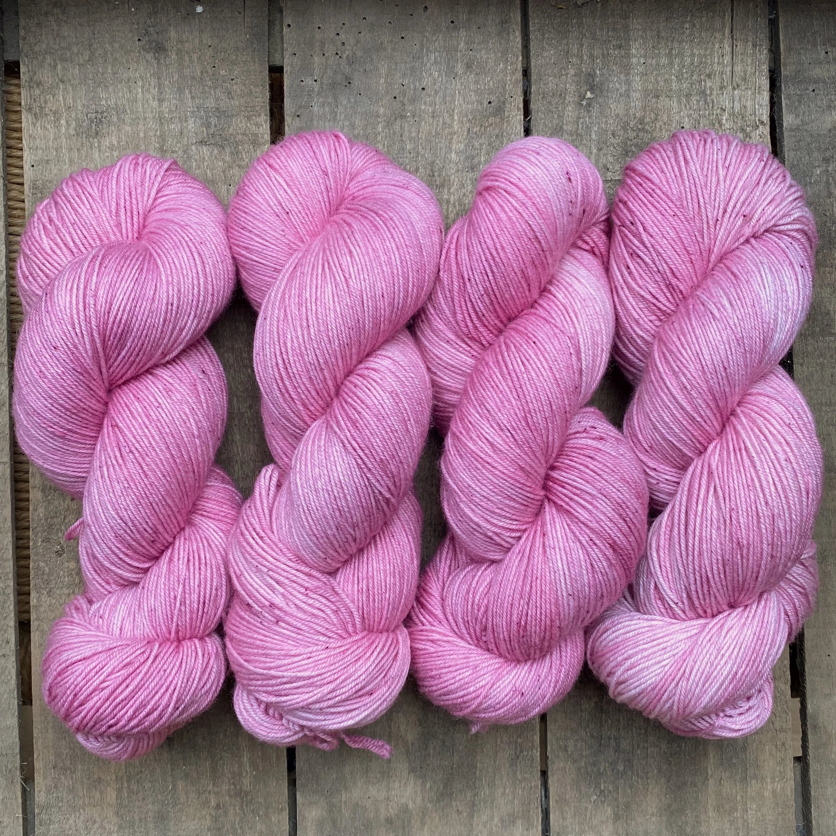 Se Handdyed By Livini - Soft Sock - Rosa rose hos Livini