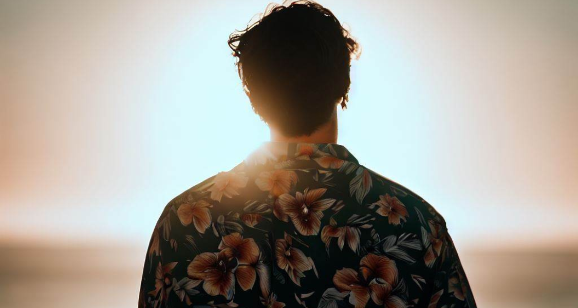 hombre con camisa de flores