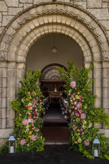 Iglesia Lusk de pilares florales