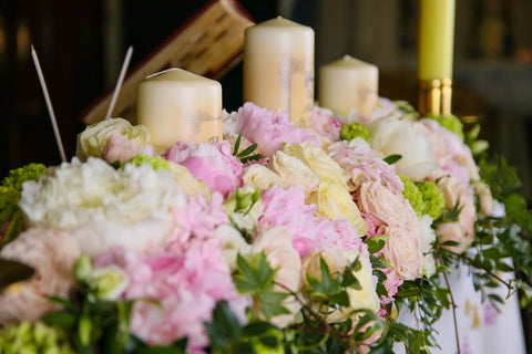 Arrangement floral Pink Unity avec bougies