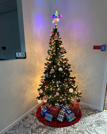 Christmas Tree lighted.jpg__PID:6901106e-8b29-413d-a029-a280ed23285d