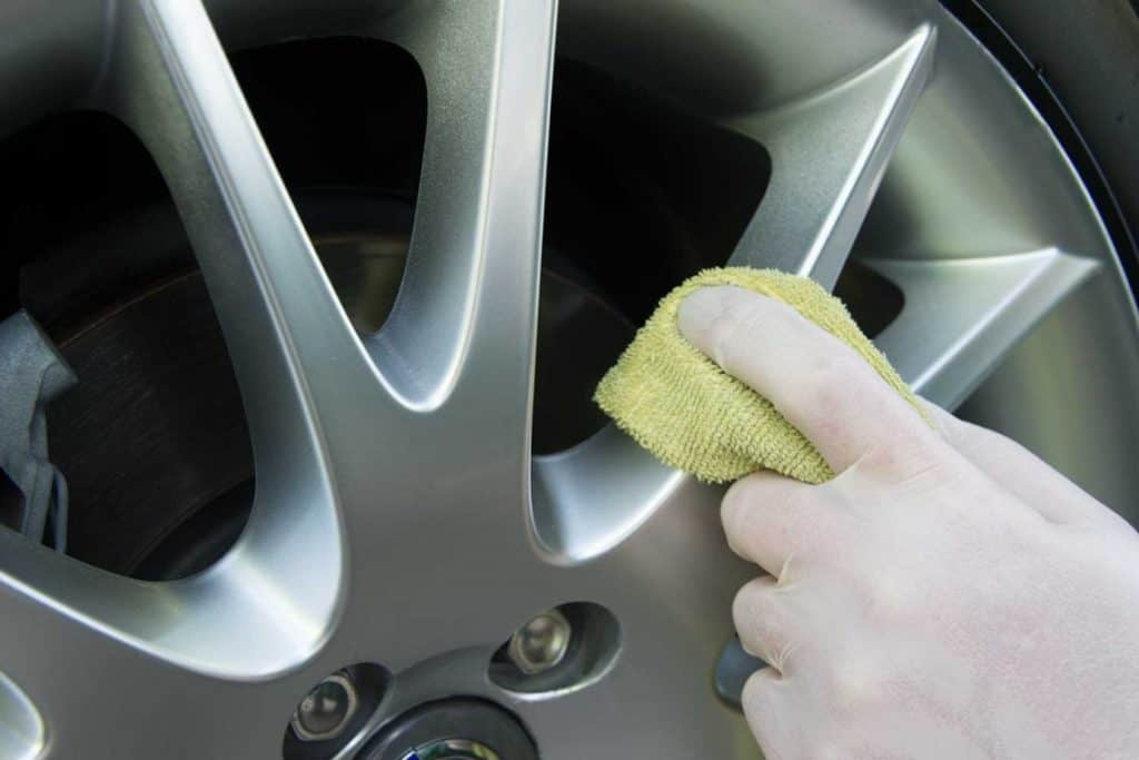 Cleaning the car rims