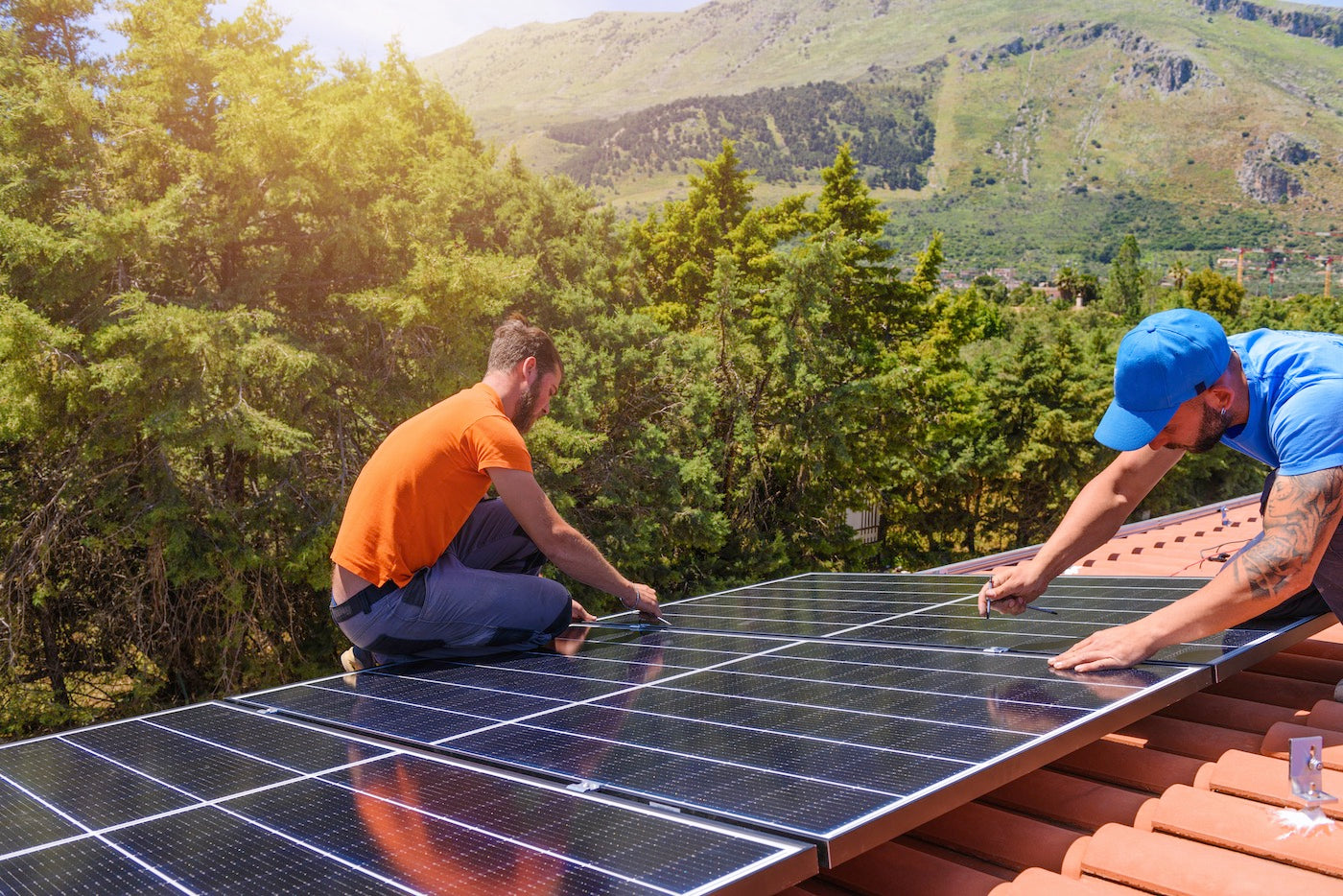 workers-assemble-energy-system-with-solar-panel-fo-2022-11-18-19-58-08-utc_1400x934_e9ab1b61-6027-46b7-bb81-2473002f928b